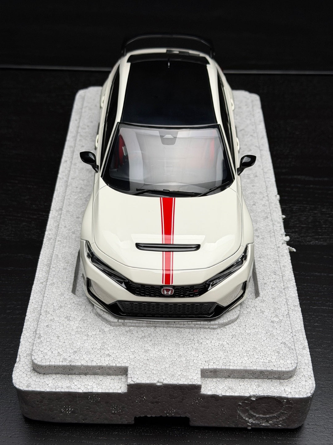 Honda Civic Type R HKS (White/ Red) [Motorhelix] 1/18 scale