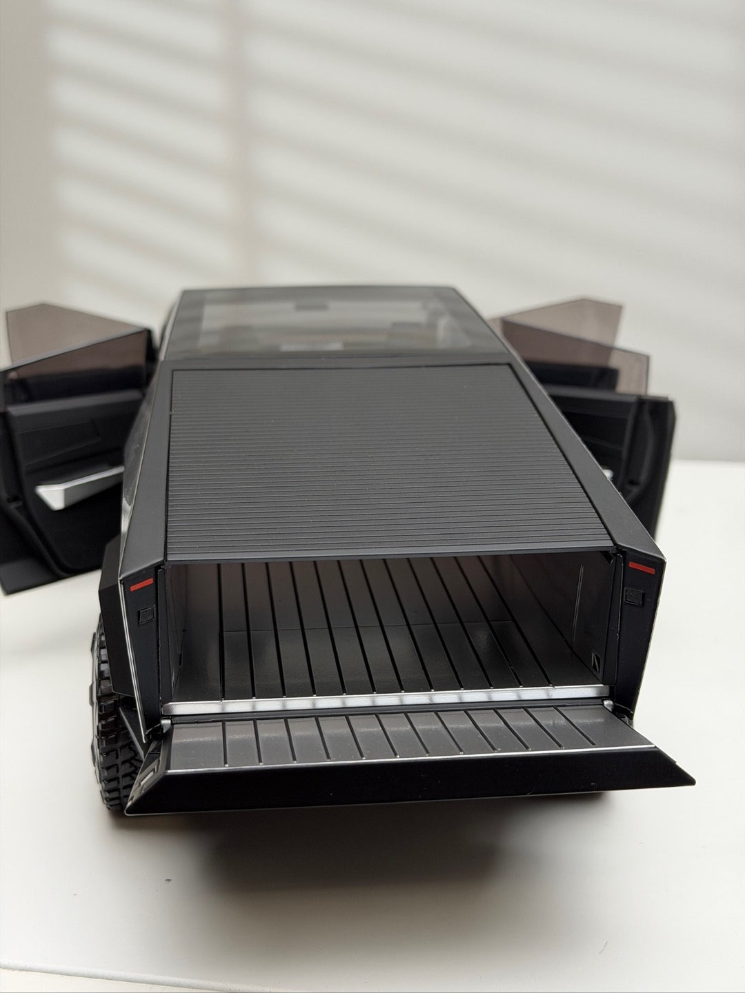 Tesla Cybertruck (Titanium) [Tesla] 1:18 scale