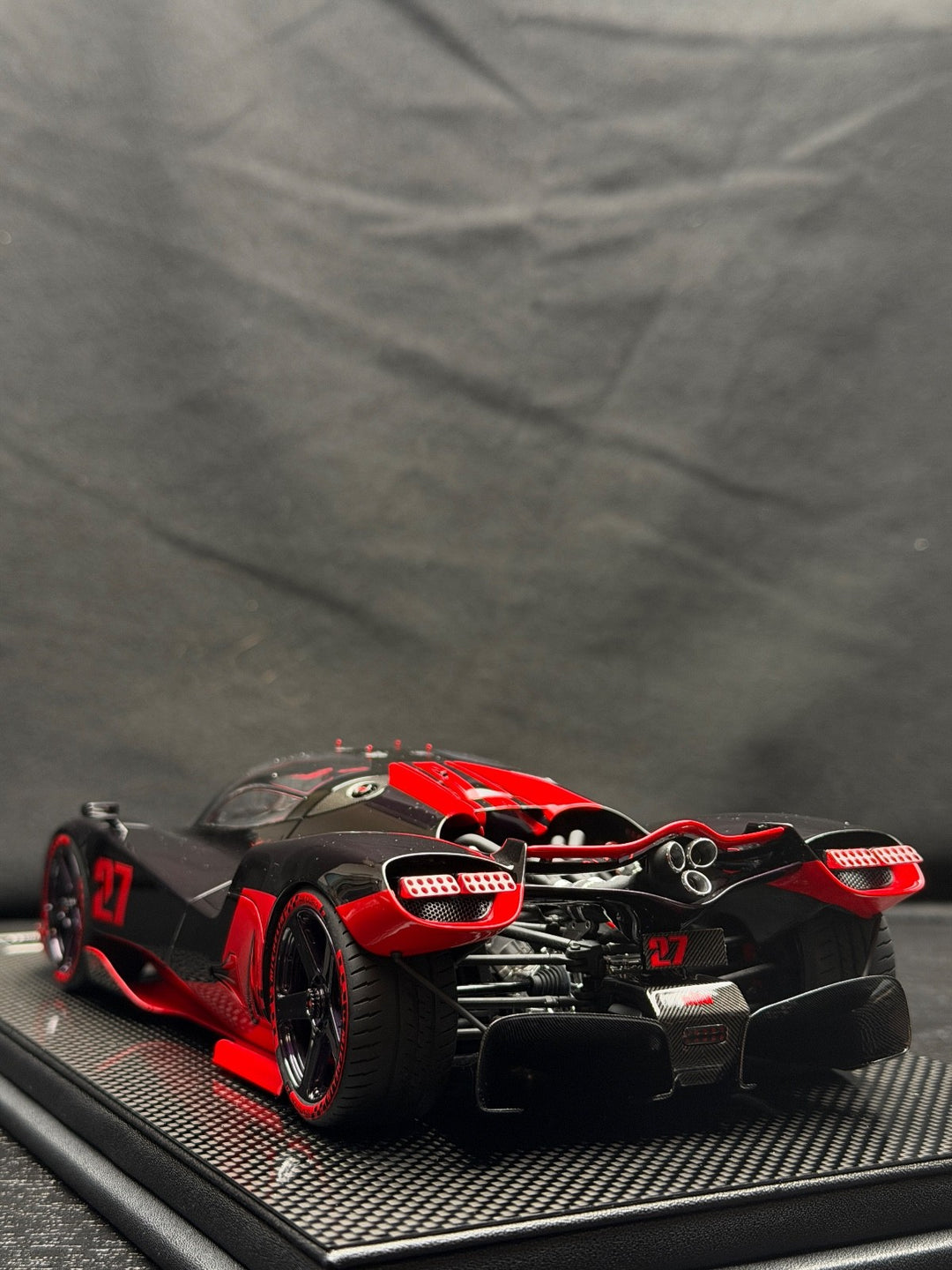 Nilu 27 (Red/ Black) [FrontiArt] 1:18 scale