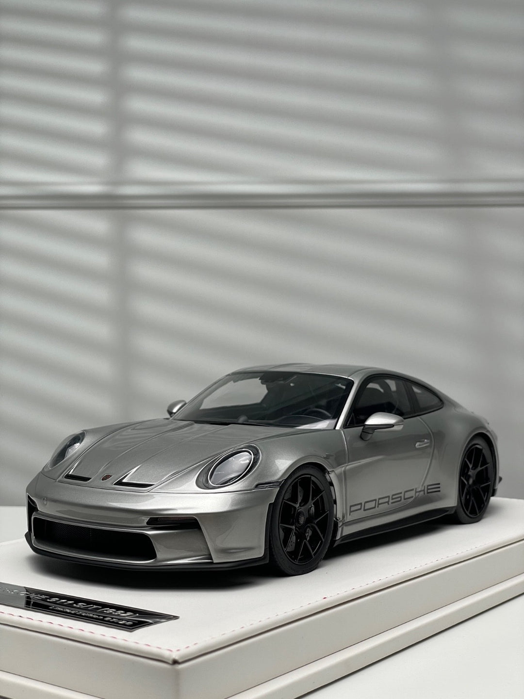 Porsche 911 S/T (Silver/ Black Rims) [Ivy Merit Model] 1/18 scale