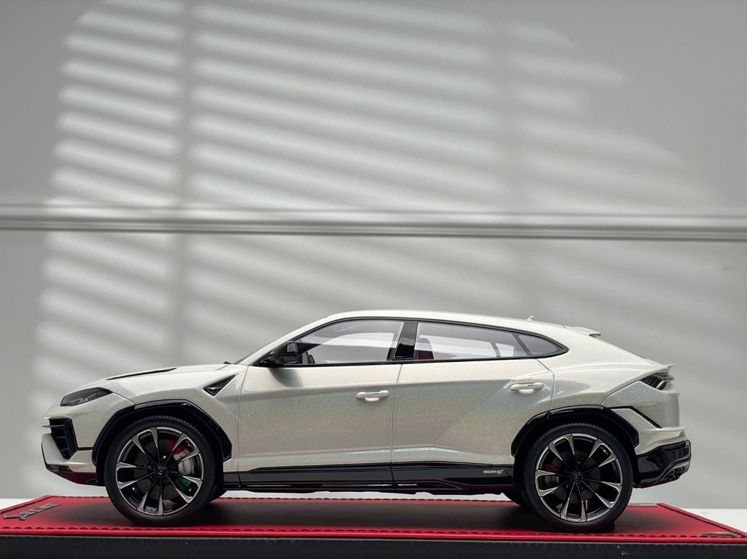 Lamborghini Urus (Fantasy White) [MR Collection] 1/18 scale