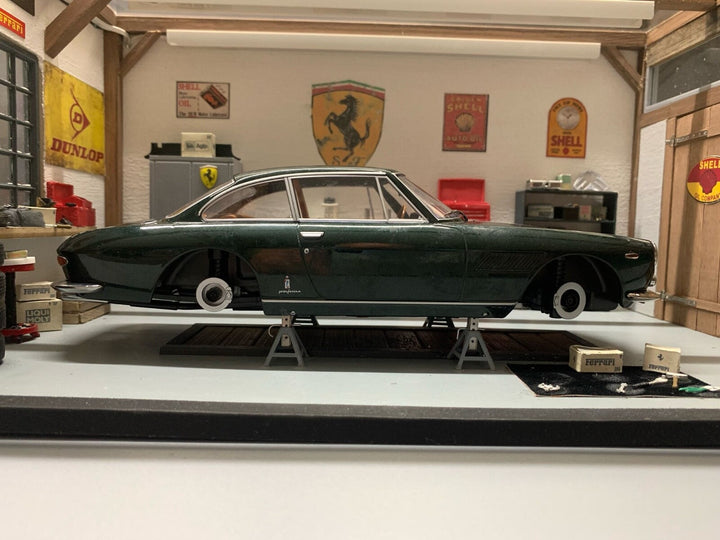 Classic Ferrari Garage Diorama with Lights [1:18 scale]