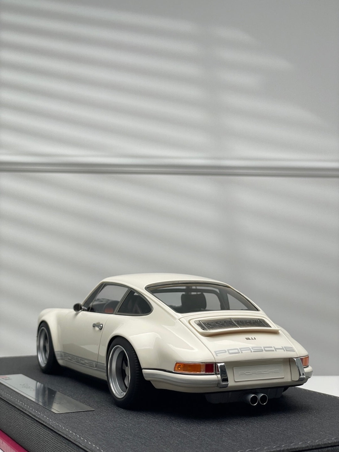 Porsche 911 Singer Coupe (Ivory White) [Make Up IDEA] 1/18 scale