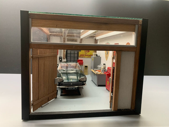 Classic Ferrari Garage Diorama with Lights [1:18 scale]