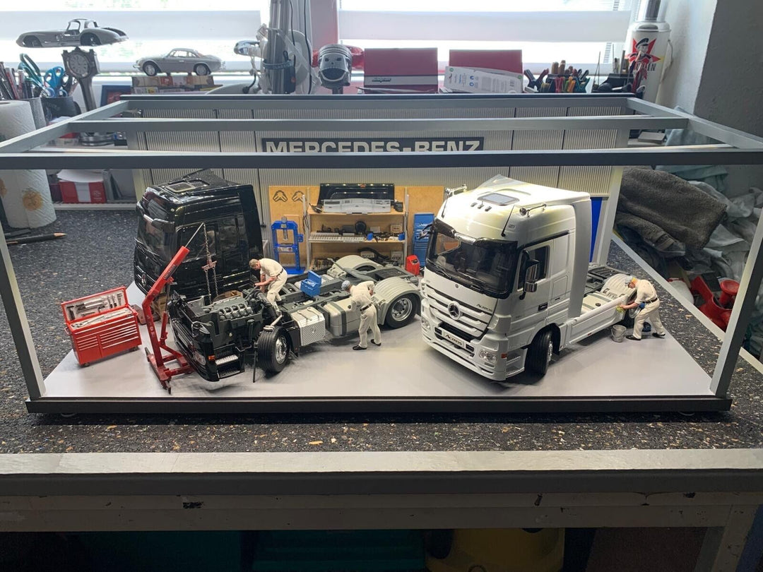 Mercedes-Benz Actros (Eligor) - Garage Diorama with lights (1/18 scale)