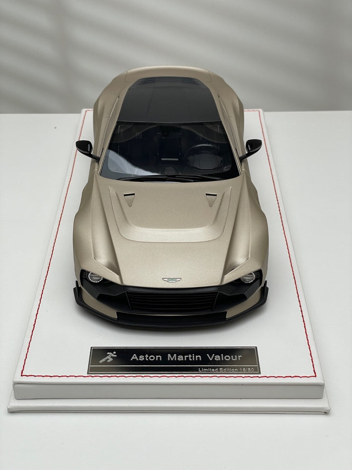 Aston Martin Valour (Satin Silver Birch) [Runner] 1/18 scale