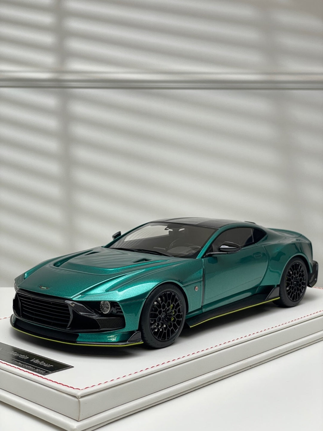 Aston Martin Valour (Racing Green) [Runner] 1/18 scale