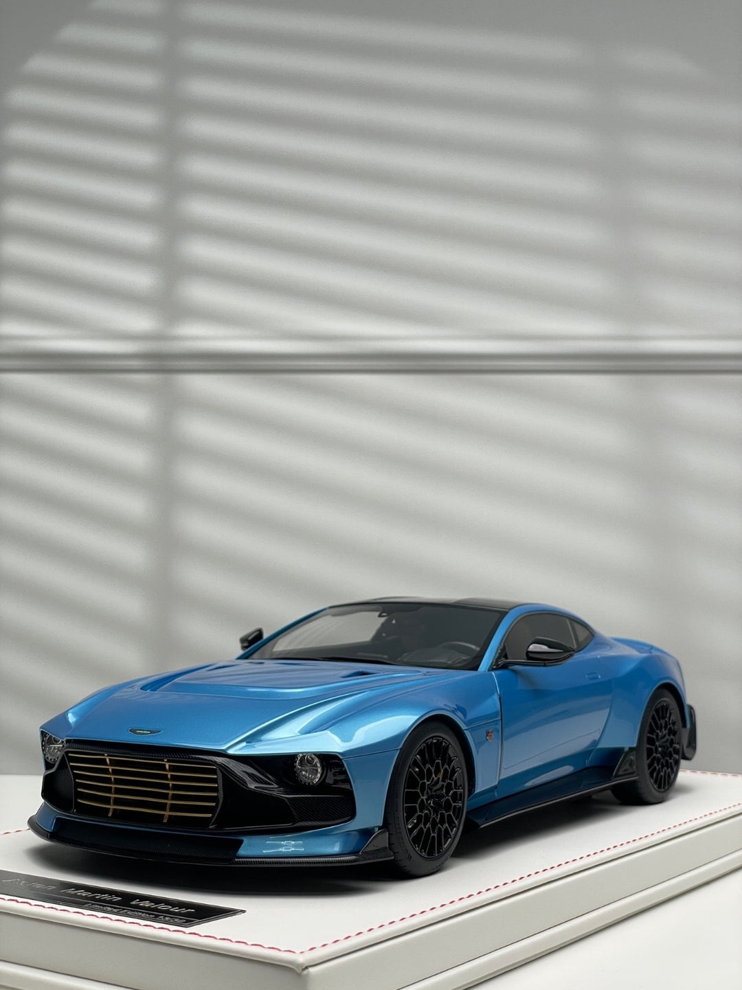 Aston Martin Valour (Blue) [Runner] 1/18 scale
