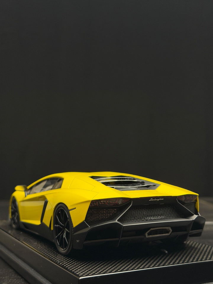 Lamborghini Aventador (Yellow) [MR Collection] 1/18 scale