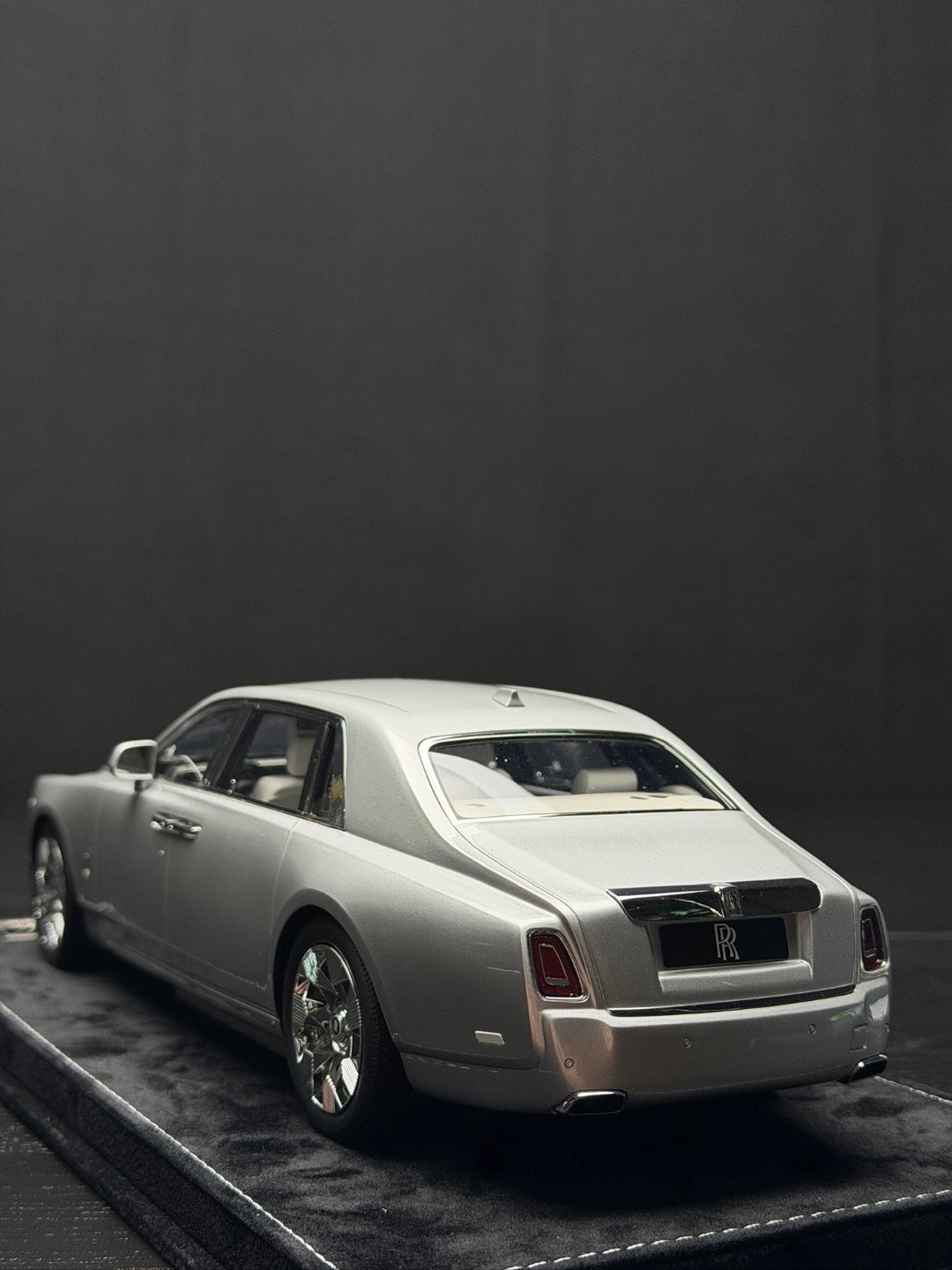 Rolls-Royce Phantom Series II Long Wheelbase (Silver) [H&H] 1/18 scale
