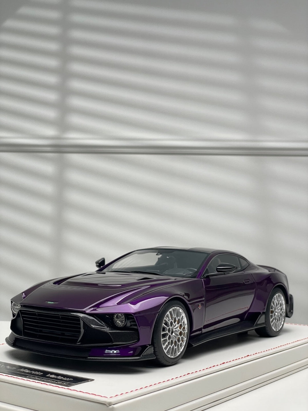 Aston Martin Valour (Midnight Purple) [Runner] 1/18 scale