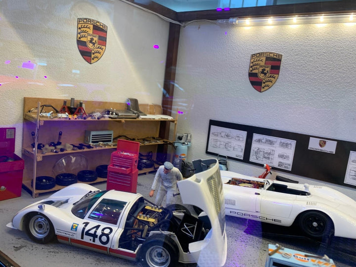 Classic Porsche Garage/ Workshop Diorama with Lights [1:18 scale]