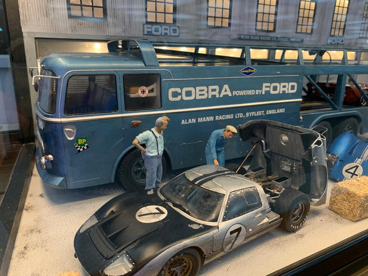 Classic Ford Garage/ Workshop Diorama with Lights [1:18 scale]