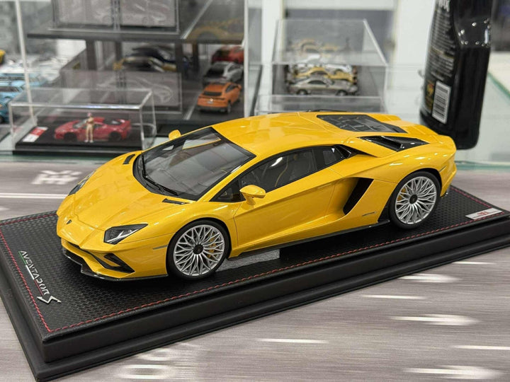 Lamborghini Aventador S (Yellow) [MR Collection] 1/18 scale