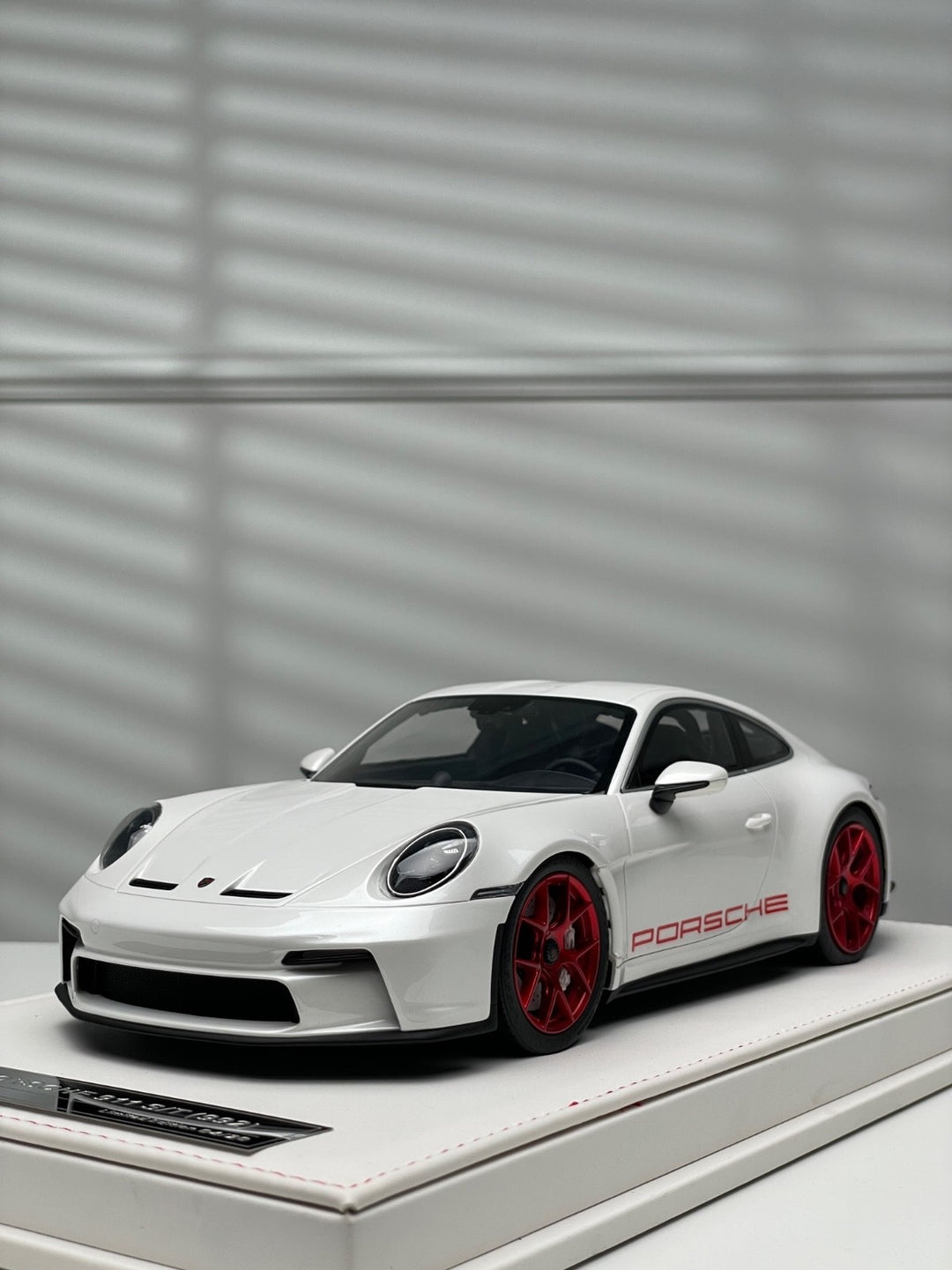 Porsche 911 S/T (White/ Red Rims) [Ivy Merit Model] 1/18 scale