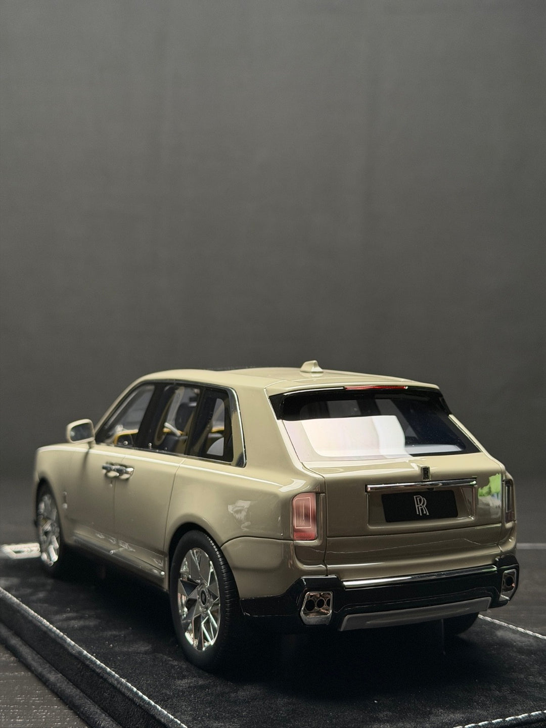 Rolls-Royce Cullinan Series II (Gray) [H&H] 1/18 scale