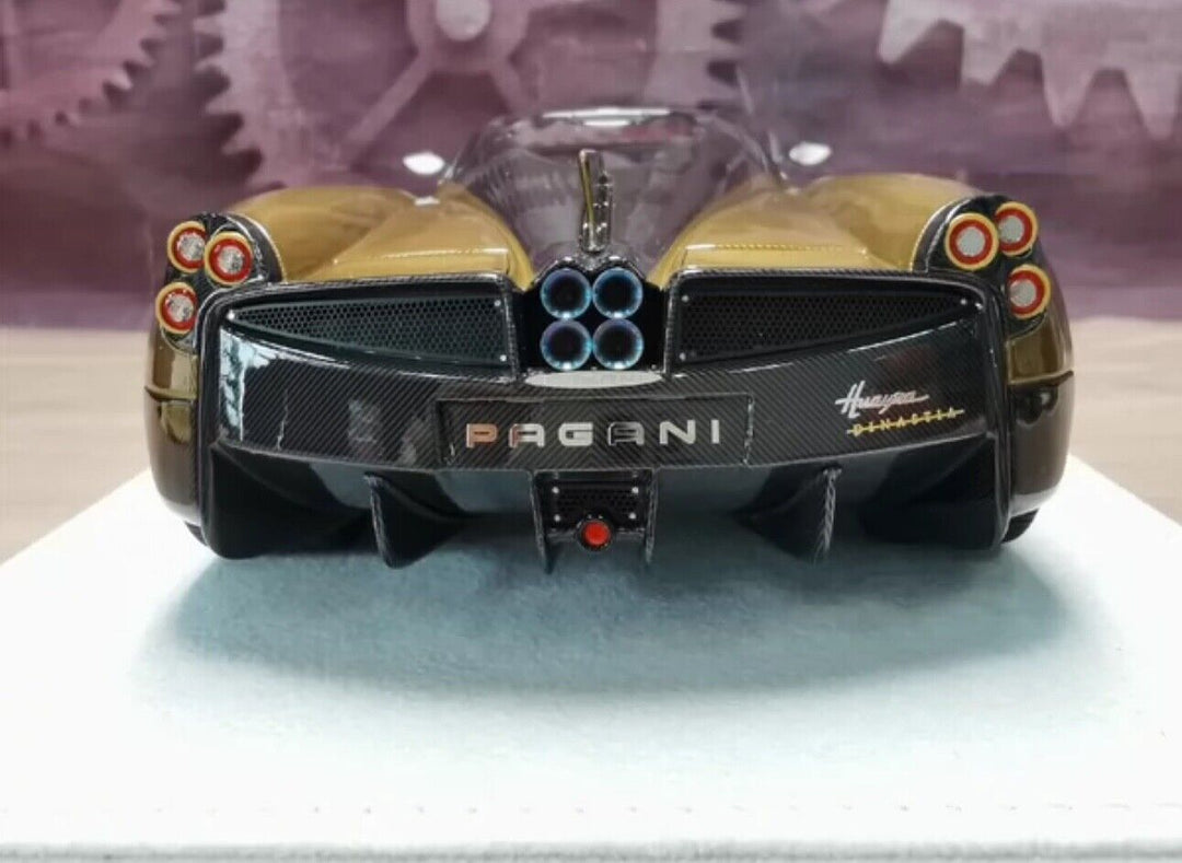 Pagani Huayra (Gold Carbon) [FuelMe] 1/18 scale