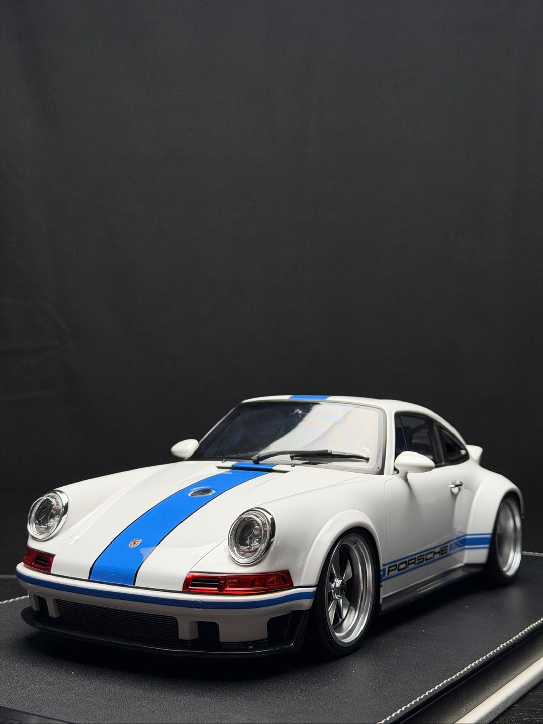 Porsche 911 Singer DLS (White/ Blue Stripe) [IVY Model] 1:12 scale