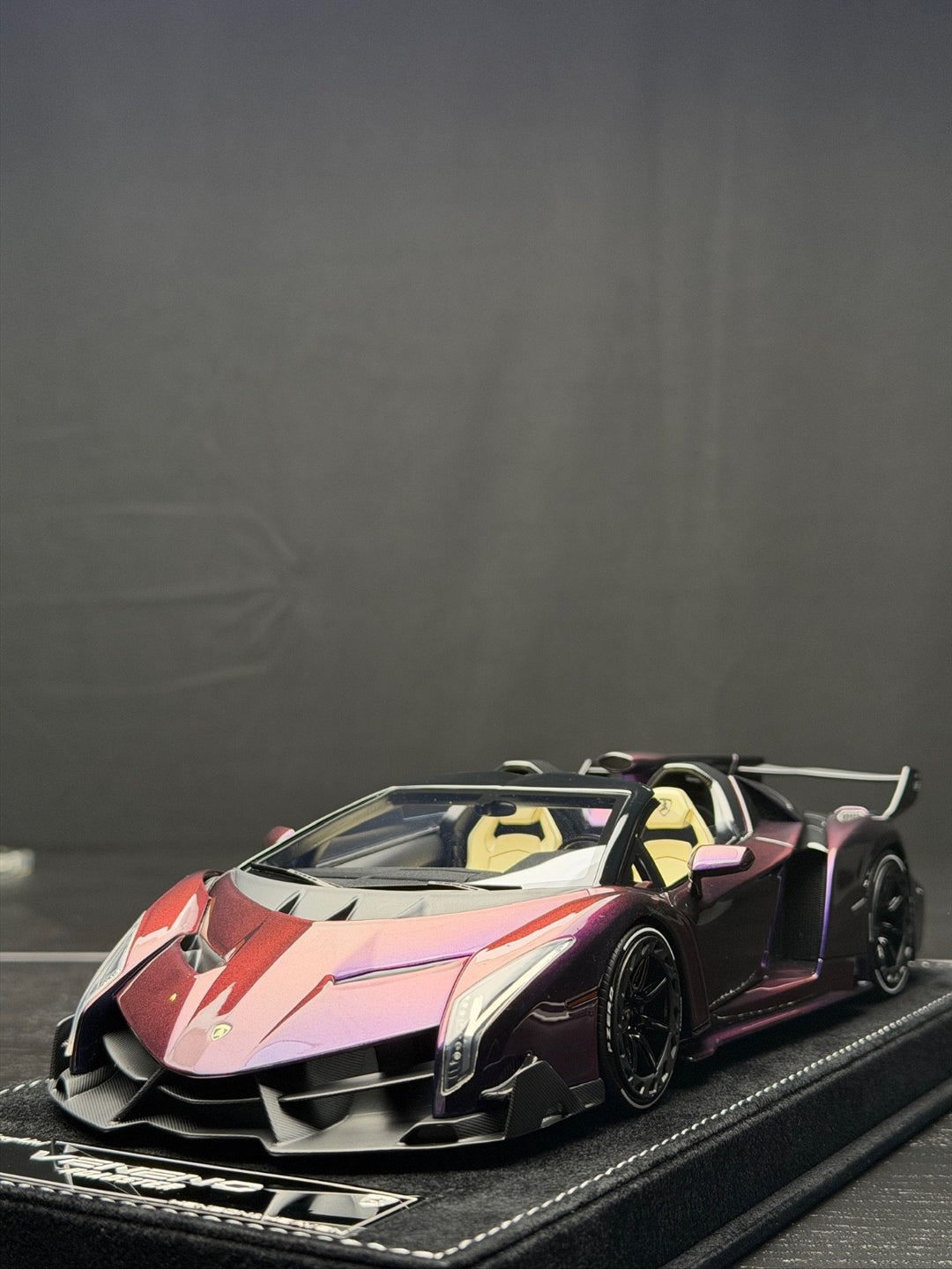 Lamborghini Veneno Roadster (Chameleon Purple) [Henson&Heaven] 1/18 scale