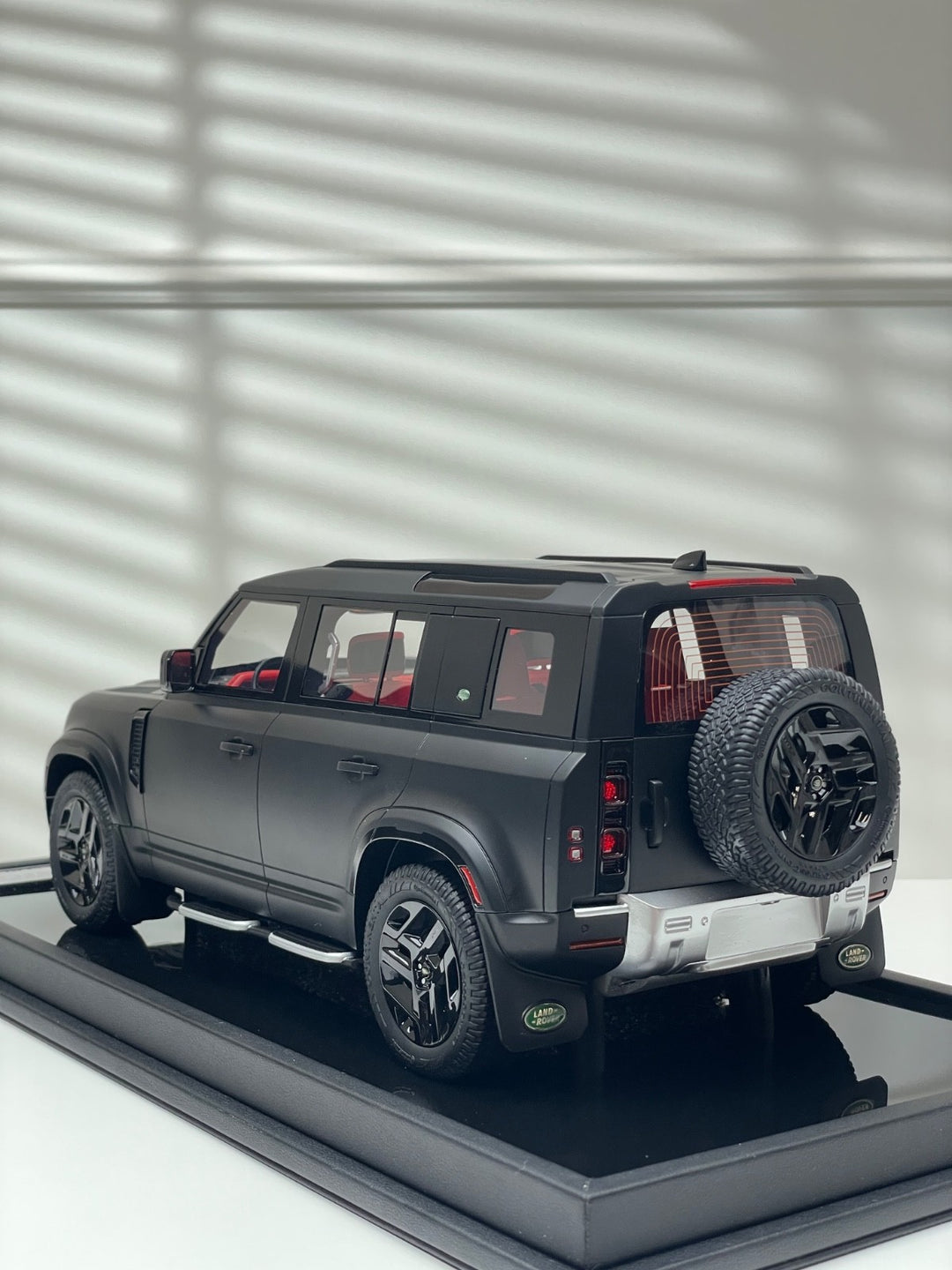 Land Rover Defender (Matte Black/ Red Interior) [OEM EXCLUSIVE] 1:18 scale