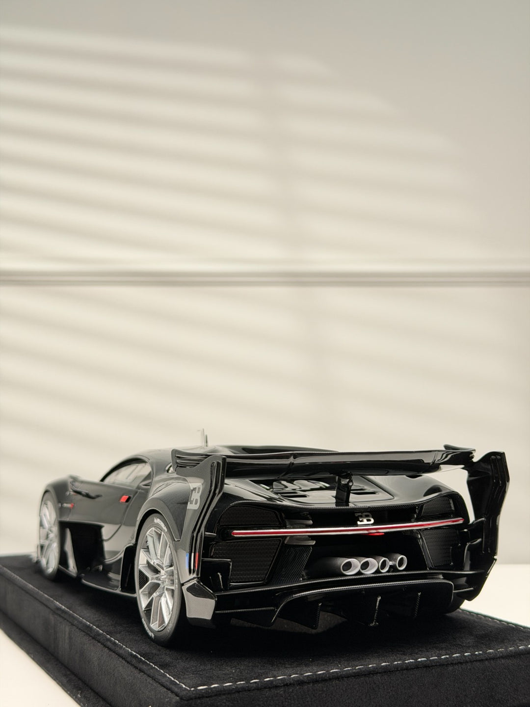 Bugatti Vision GT (Full Gloss Carbon Fiber) [Henson&Heaven] 1/18 scale