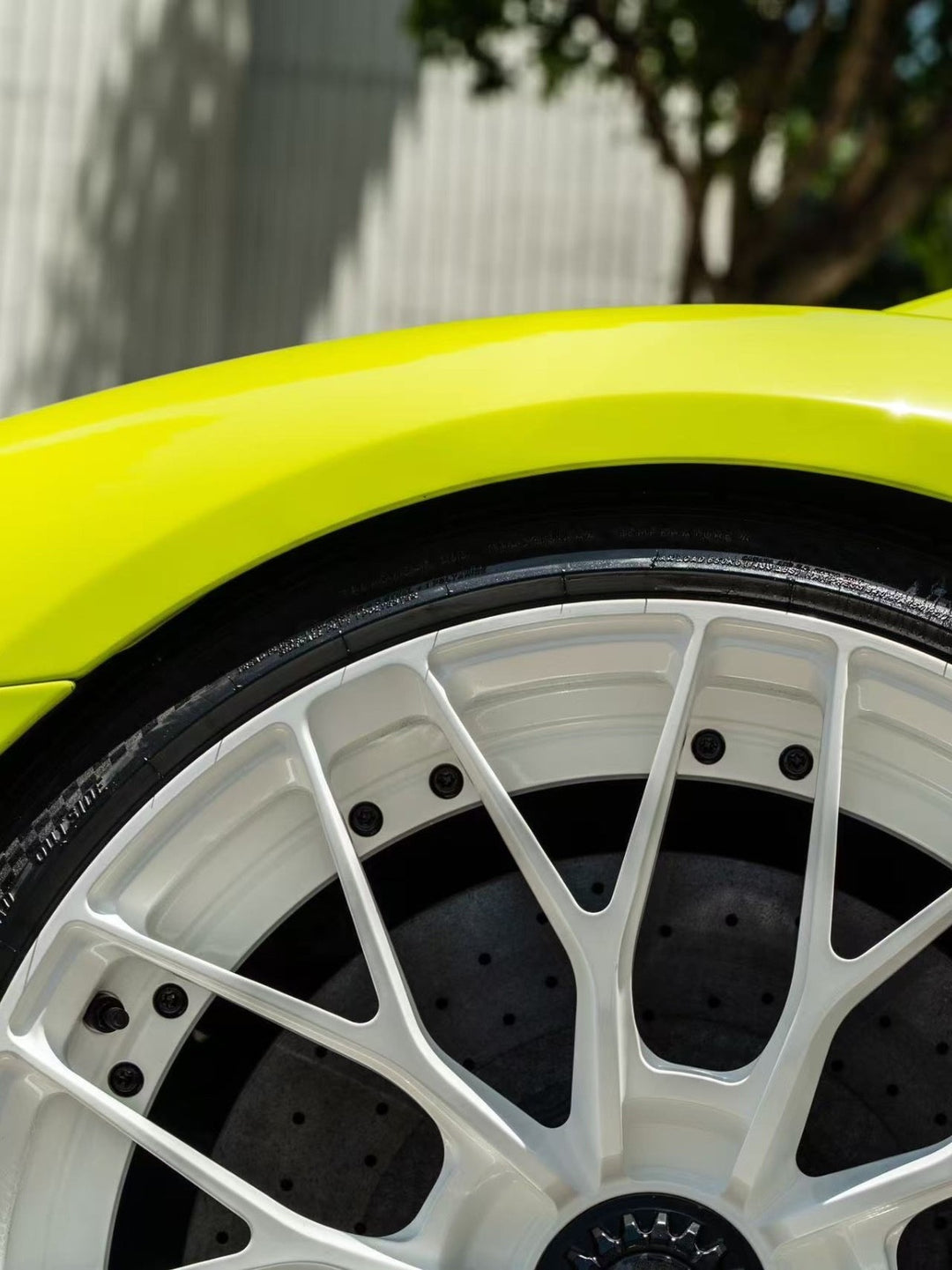 Lamborghini Aventador LP750-4 SV (Neon Yellow) [Davis & Giovanni] 1/18 scale