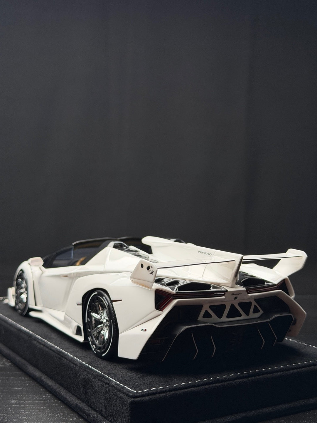 Lamborghini Veneno Roadster (White) [Henson&Heaven] 1/18 scale