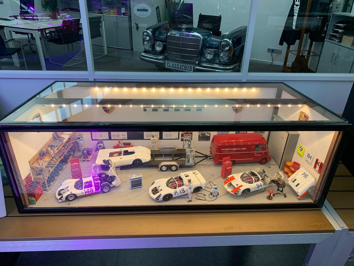 Classic Porsche Garage/ Workshop Diorama with Lights [1:18 scale]
