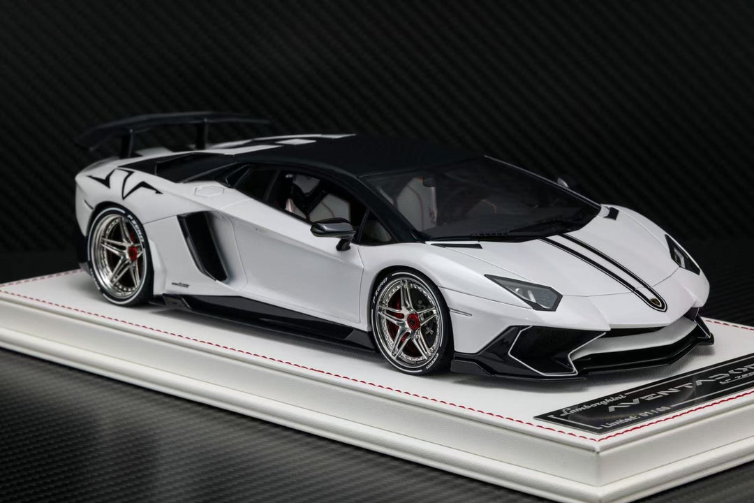 Lamborghini Aventador LP750-4 SV (White/ Black) [Davis & Giovanni] 1:18 scale