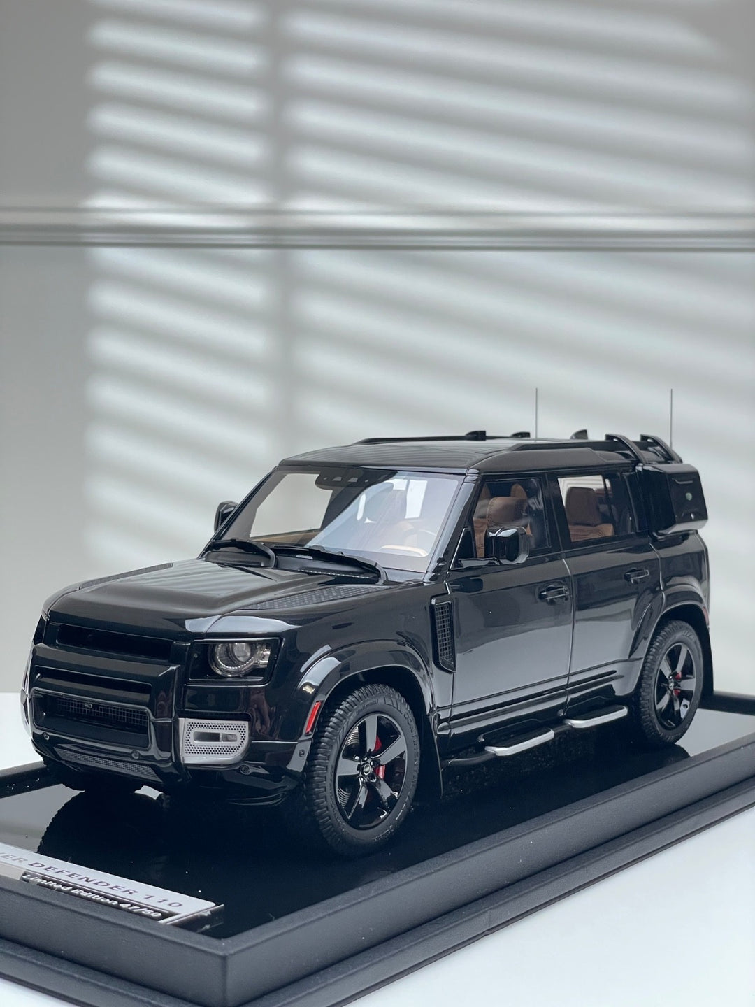 Land Rover Defender (Gloss Black/ Brown Interior) [OEM EXCLUSIVE] 1:18 scale