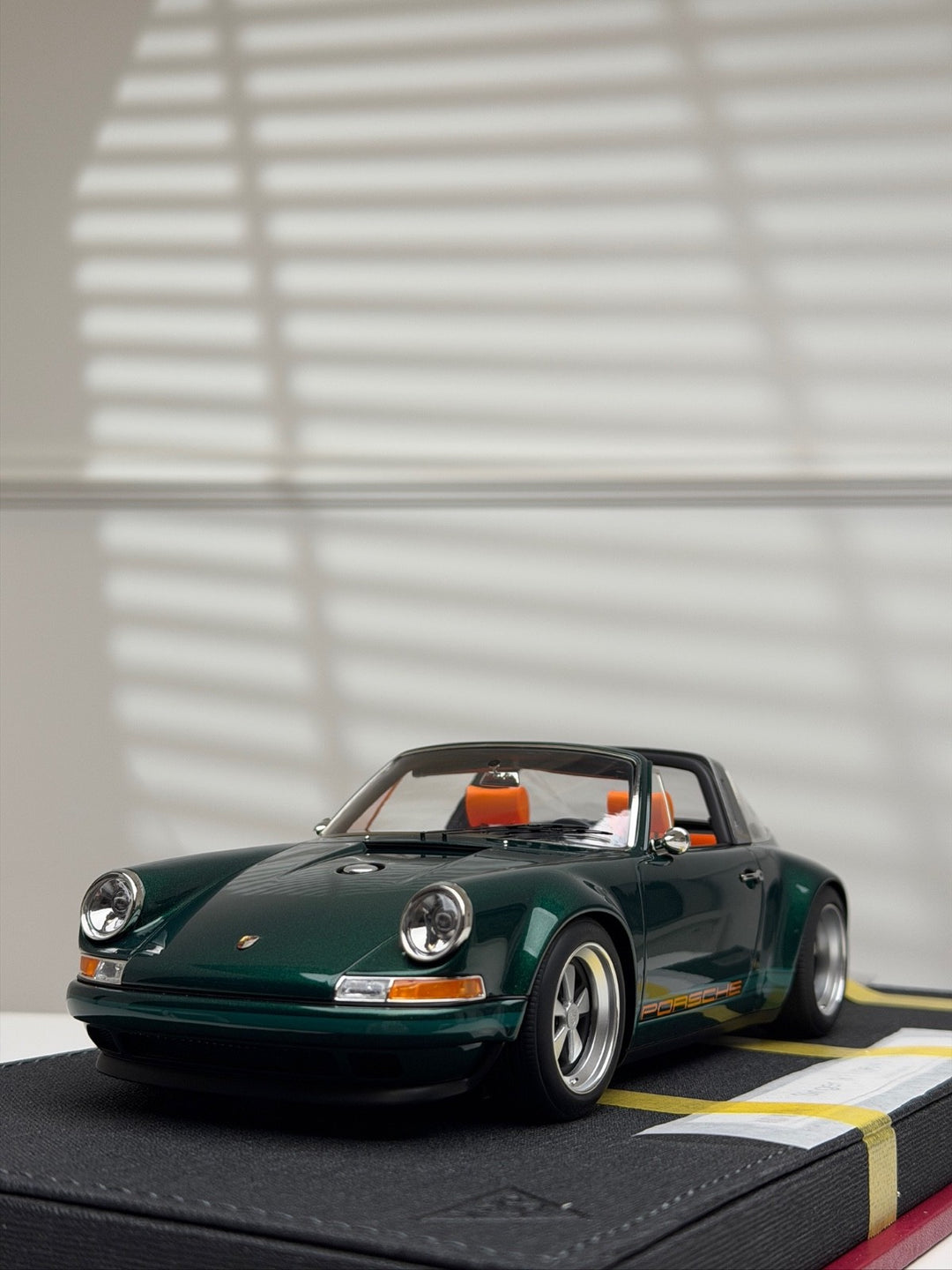 Porsche 911 Targa Singer (Metallic Dark Green) [Make up IDEA] 1/18 scale