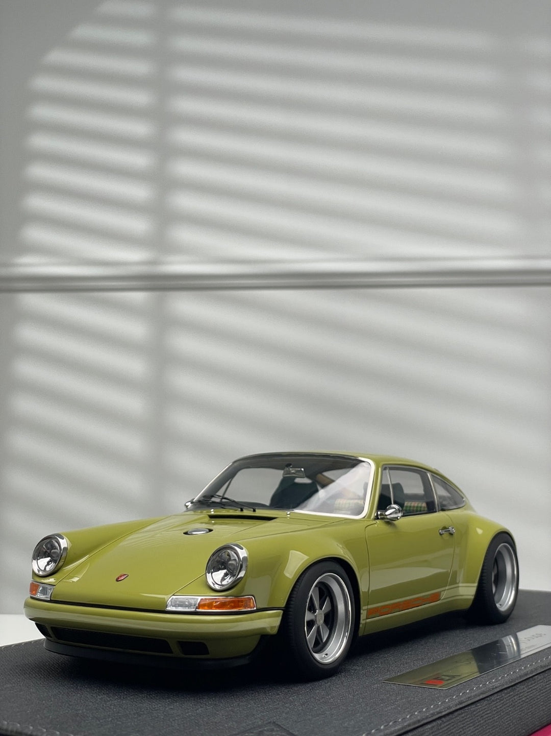 Porsche 911 Singer Coupe (Pale Green) [Make Up IDEA] 1/18 scale