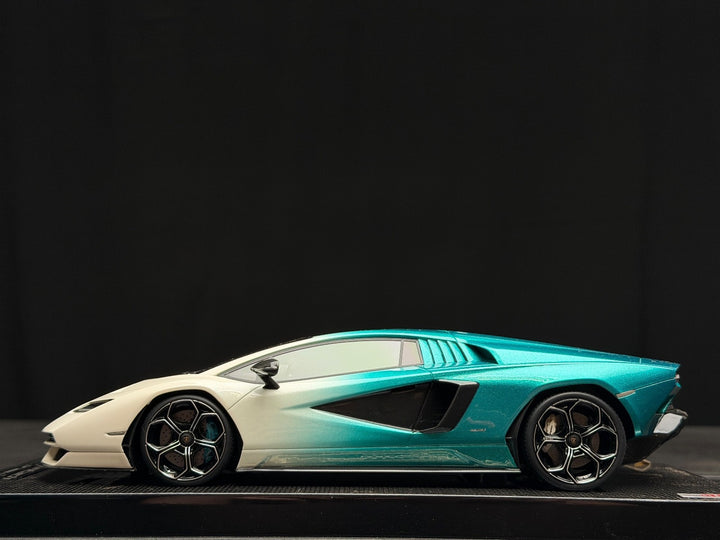 Lamborghini Countach (White/ Blue) [MR Collection] 1/18 scale