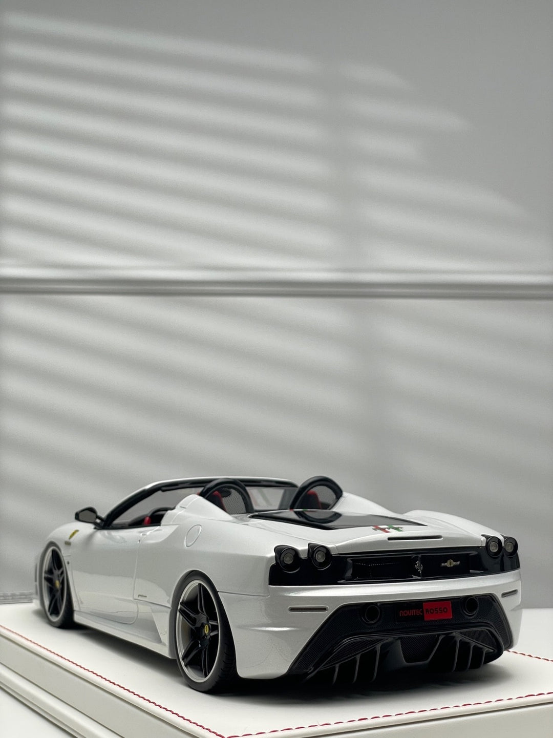 Ferrari 16M Scuderia Spider NOVITEC (Pearl White) [Davis & Giovanni] 1/18 scale