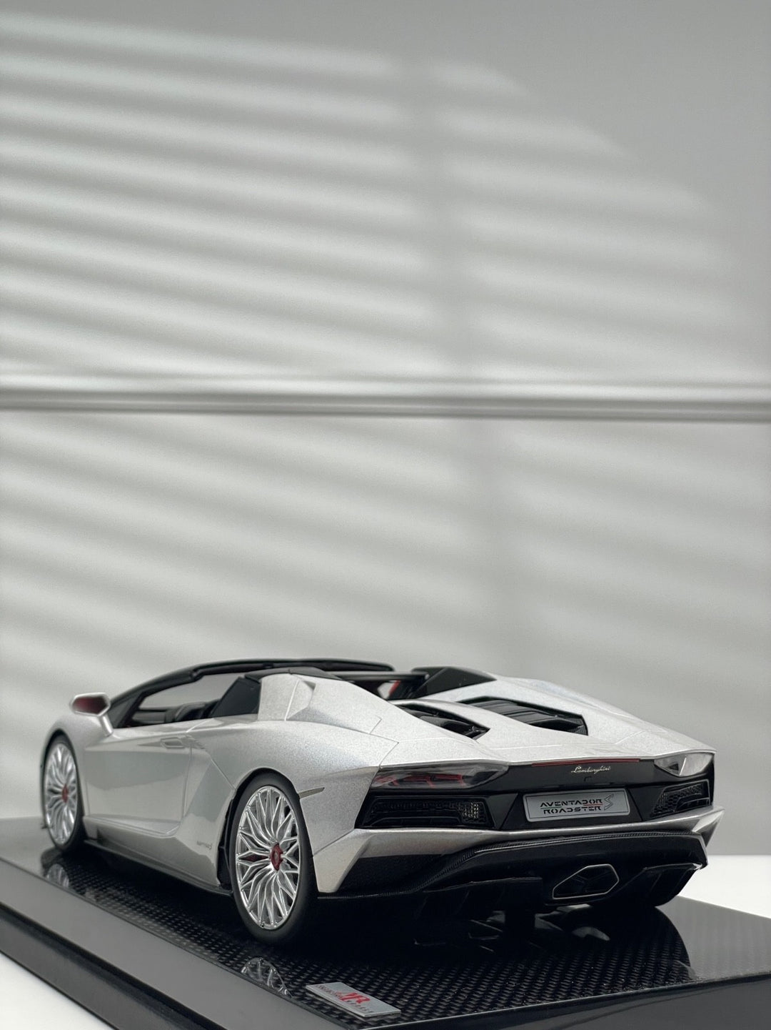 Lamborghini Aventador S Roadster (Fantasy White) [MR Collection] 1/18 scale
