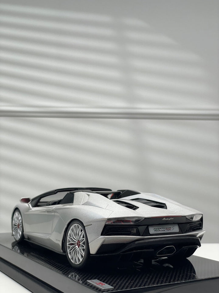 Lamborghini Aventador S Roadster (Fantasy White) [MR Collection] 1/18 scale