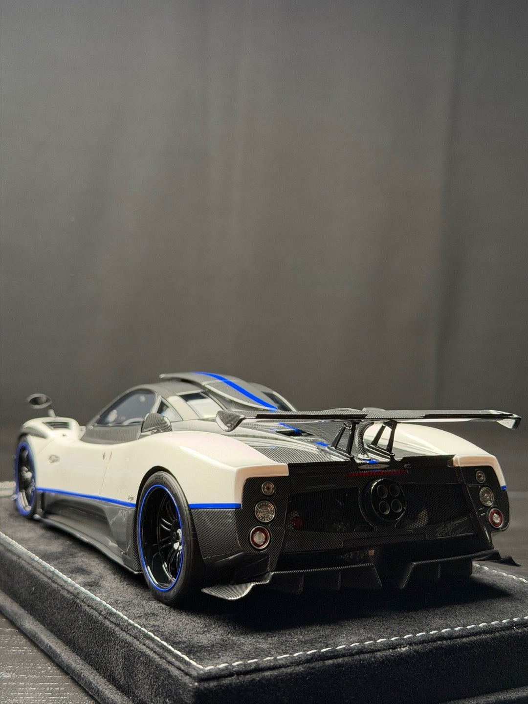 Pagani Zonda Riviera (White/ Carbon) [Henson&Heaven] 1/18 scale