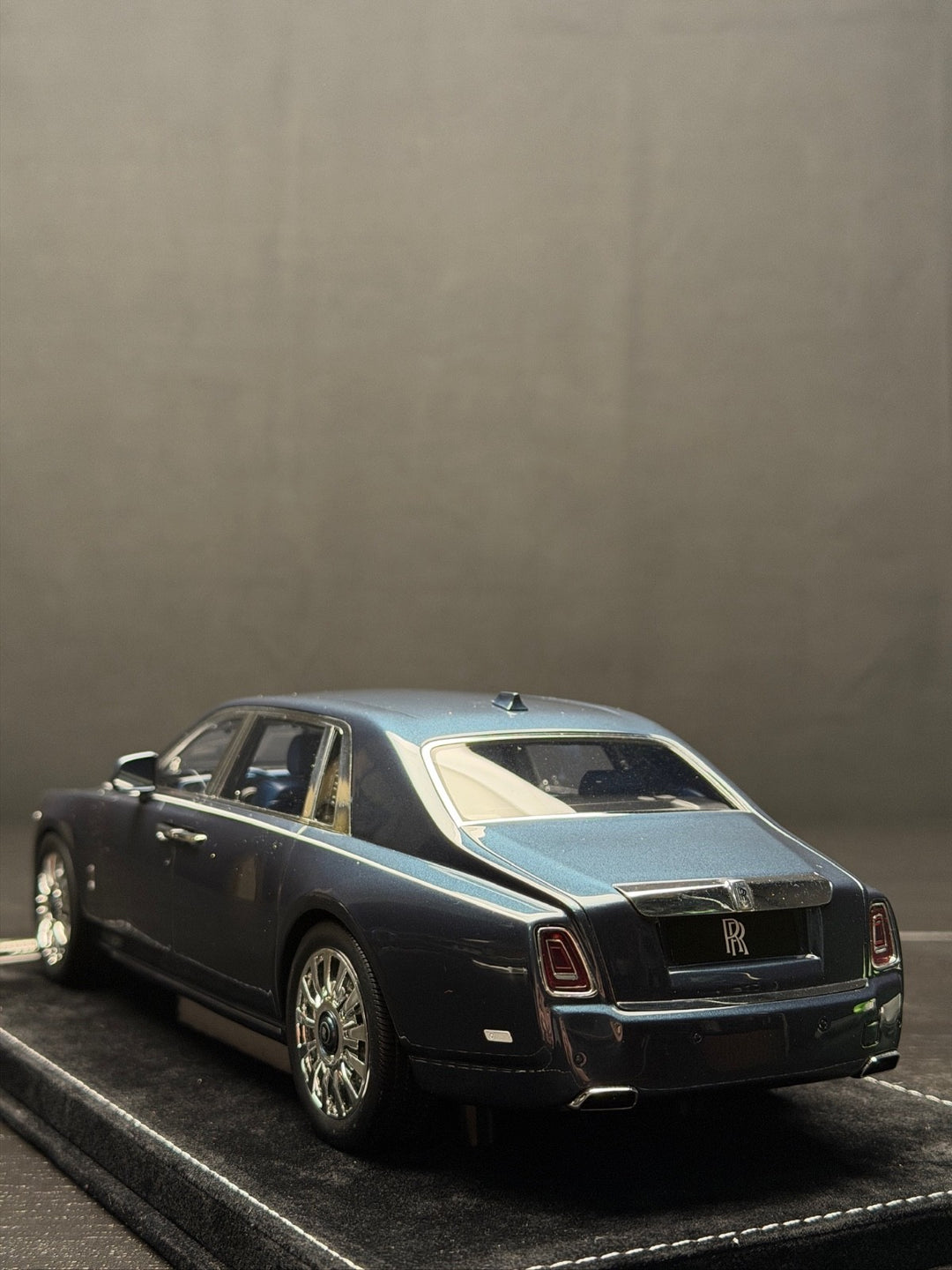 Rolls-Royce Phantom Series II Long Wheelbase (Dark Blue) [H&H] 1/18 scale
