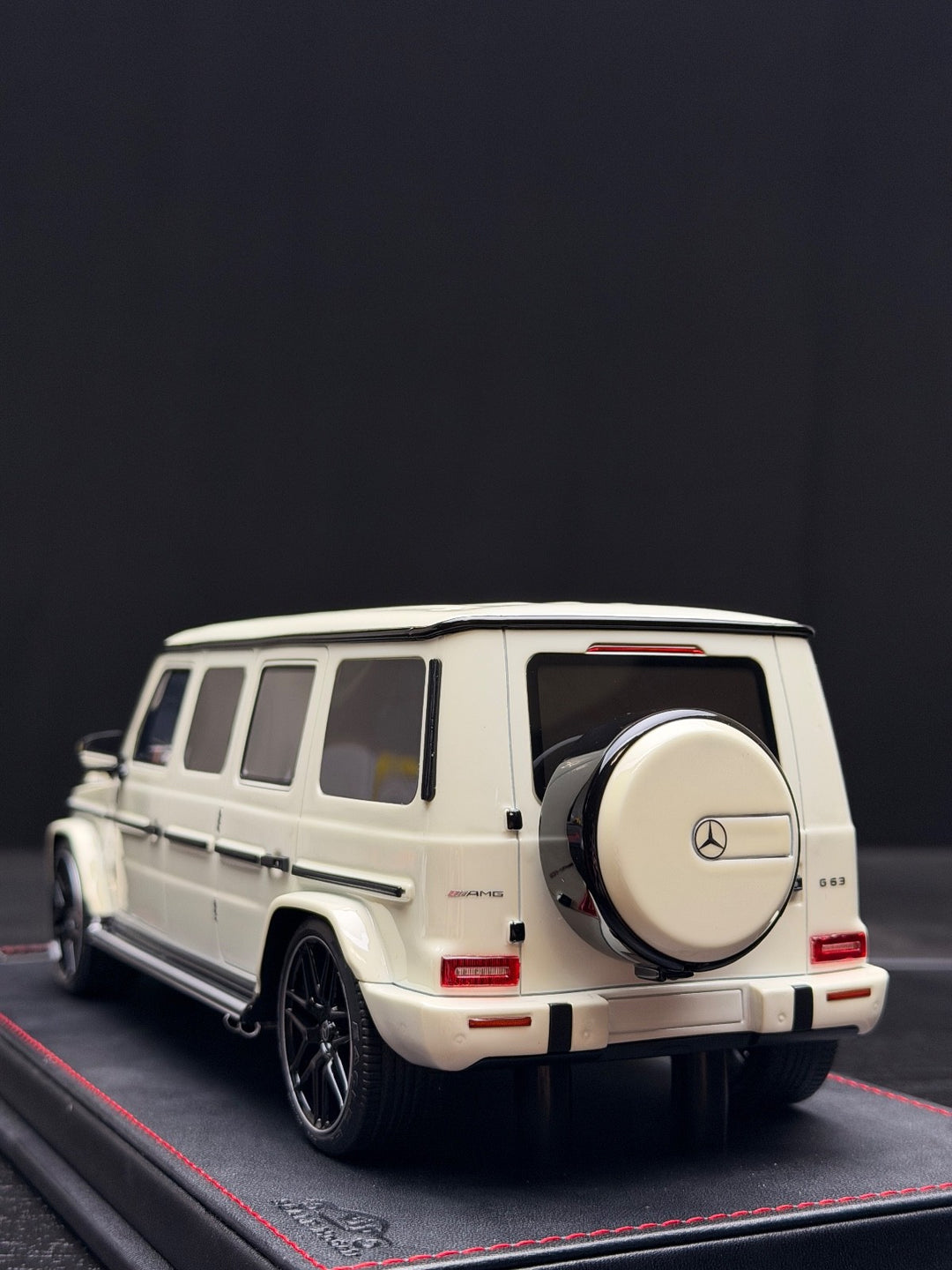 Mercedes-AMG G63 Limousine (Luminous) [VIP scale Models] 1/18 scale