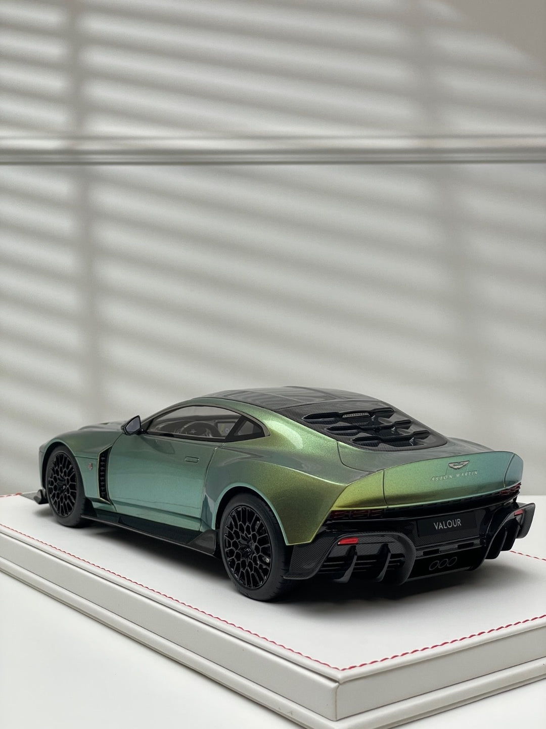 Aston Martin Valour (Verdant Jade) [Runner] 1/18 scale