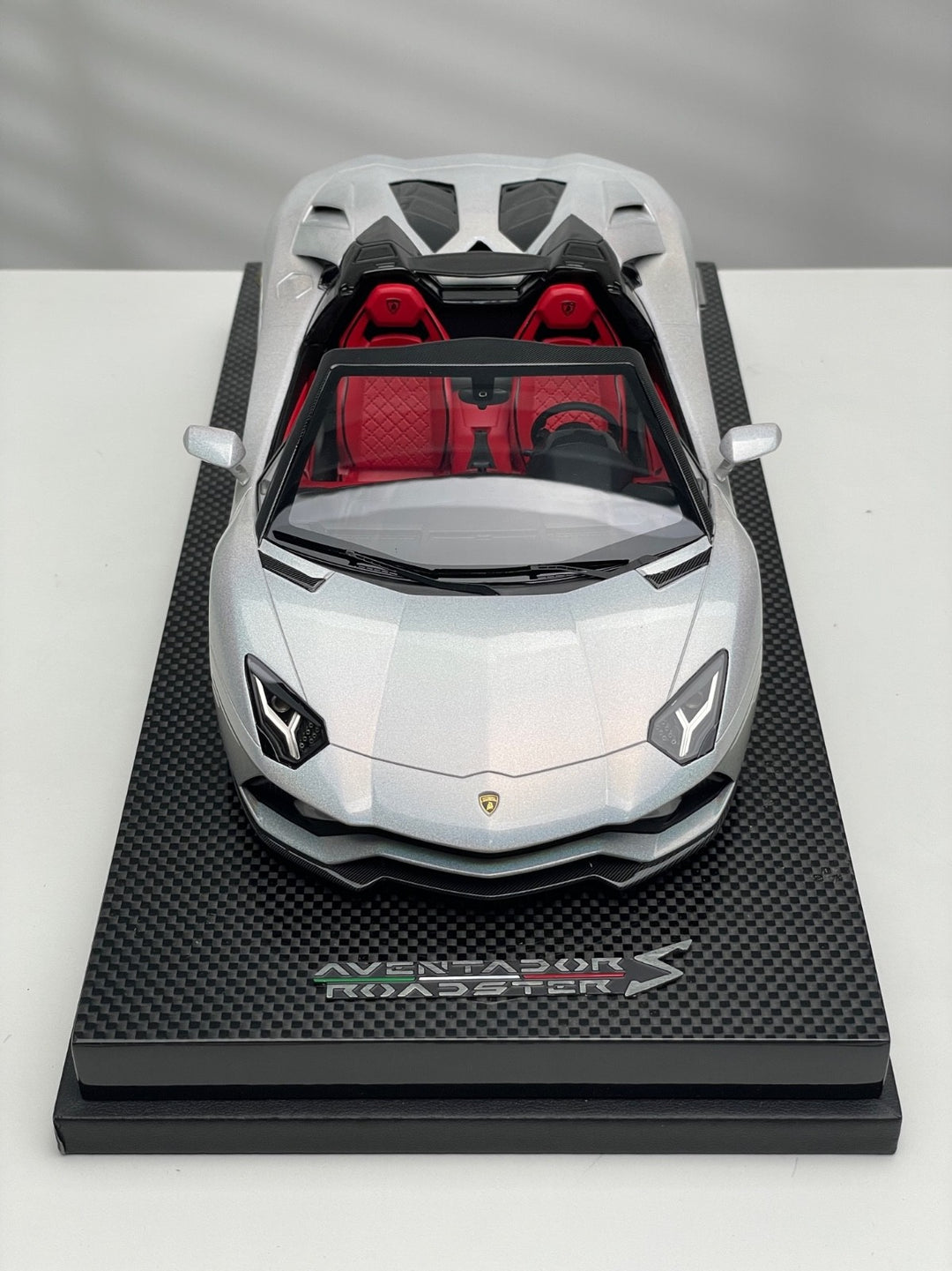 Lamborghini Aventador S Roadster (Fantasy White) [MR Collection] 1/18 scale