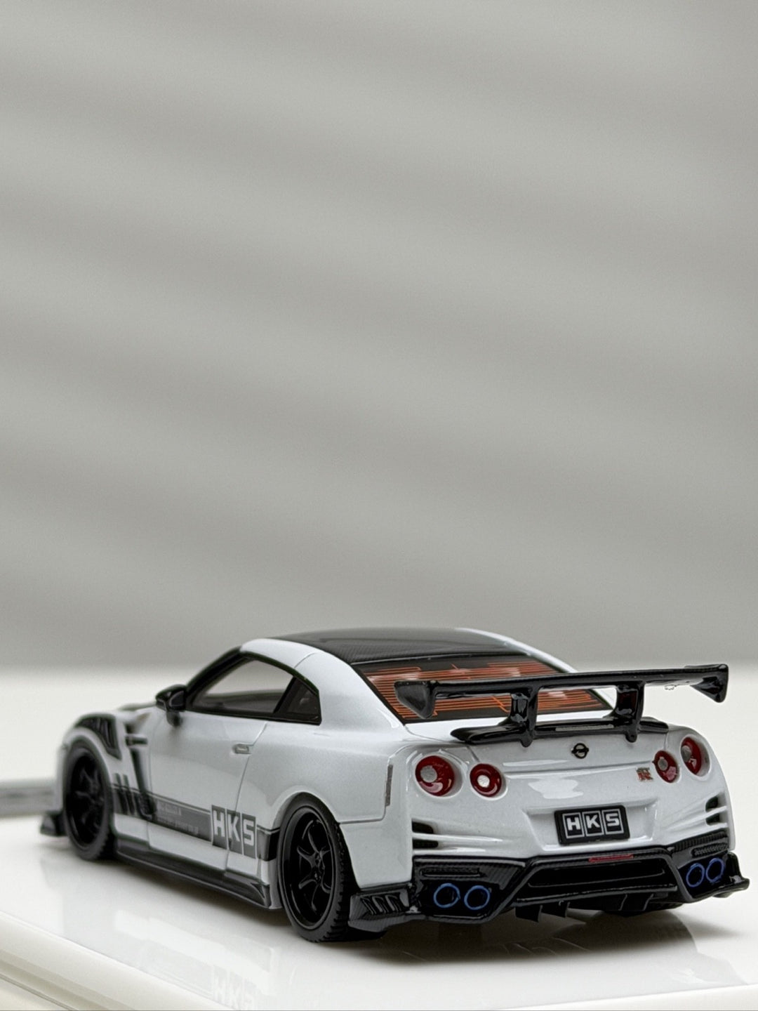 Nissan R35 GT-R HKS (White) [Davis & Giovanni] 1:64 scale