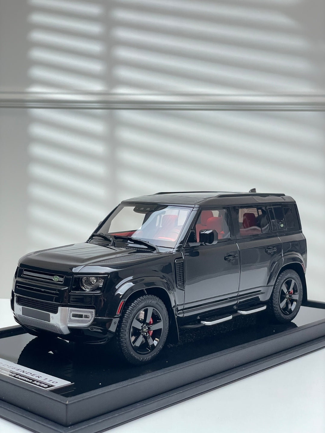 Land Rover Defender (Gloss Black/ Red Interior) [OEM EXCLUSIVE] 1:18 scale
