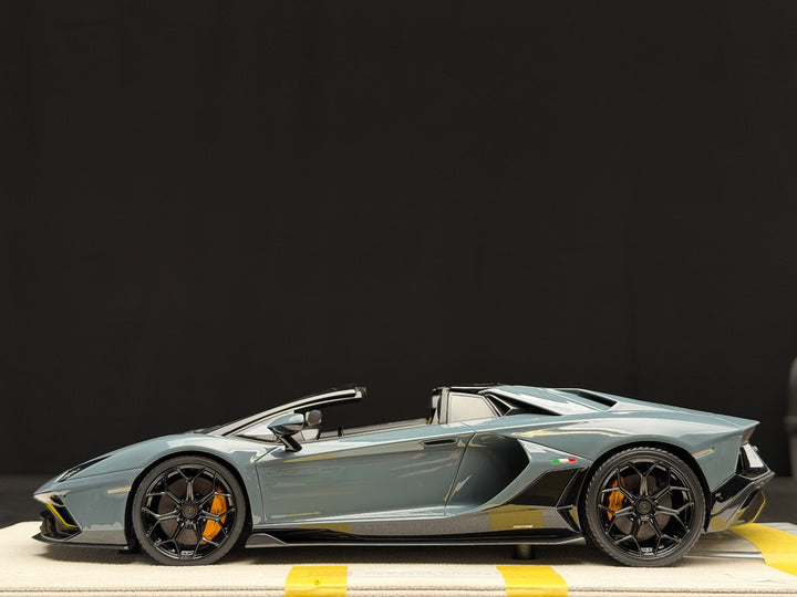 Lamborghini Aventador Ultimae Roadster (Dark Gray) [MakeUp Eidolon] 1/18 scale