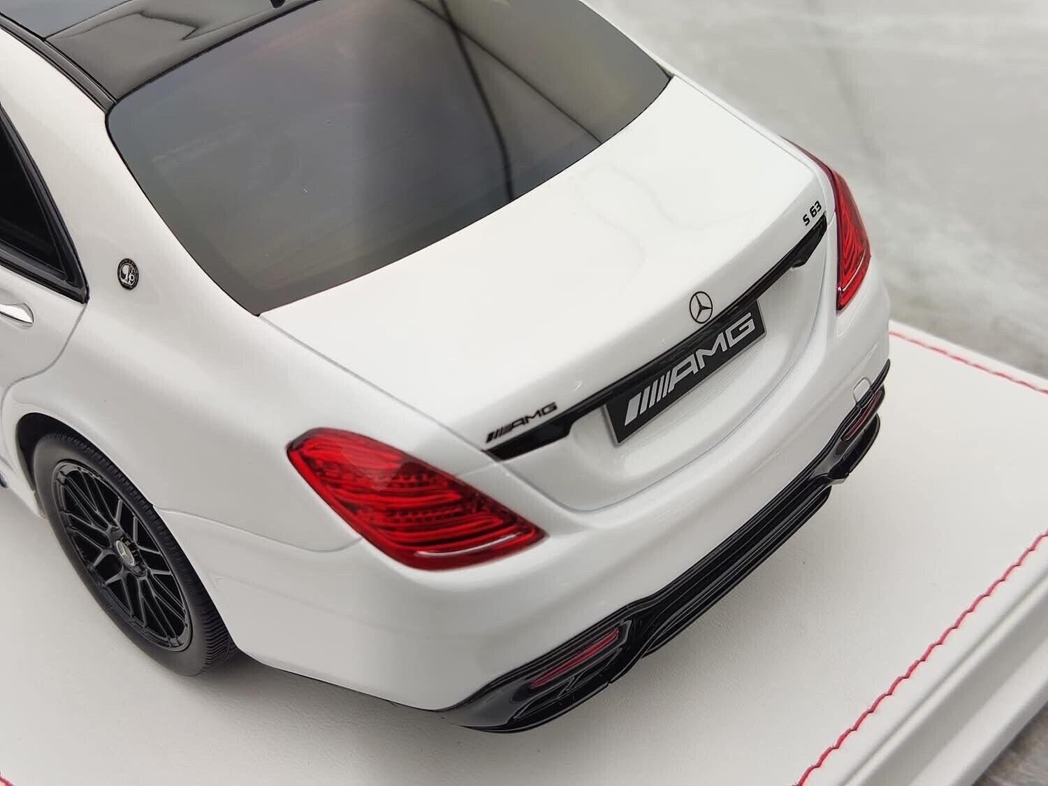 Mercedes-Benz S63 AMG (White) [Vehicle Art] 1/18 scale