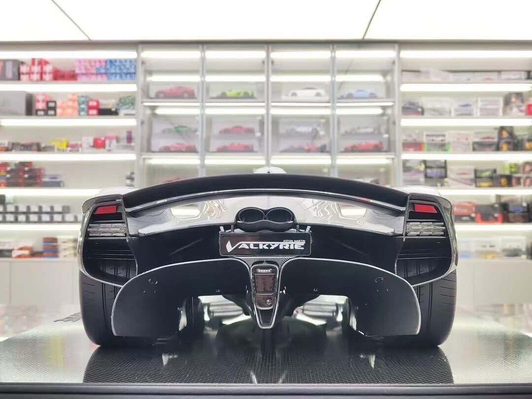Aston Martin Valkyrie (Full Carbon Fiber) [Fronti-Art] 1:8 scale