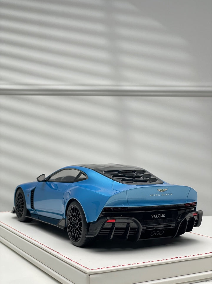 Aston Martin Valour (Blue) [Runner] 1/18 scale