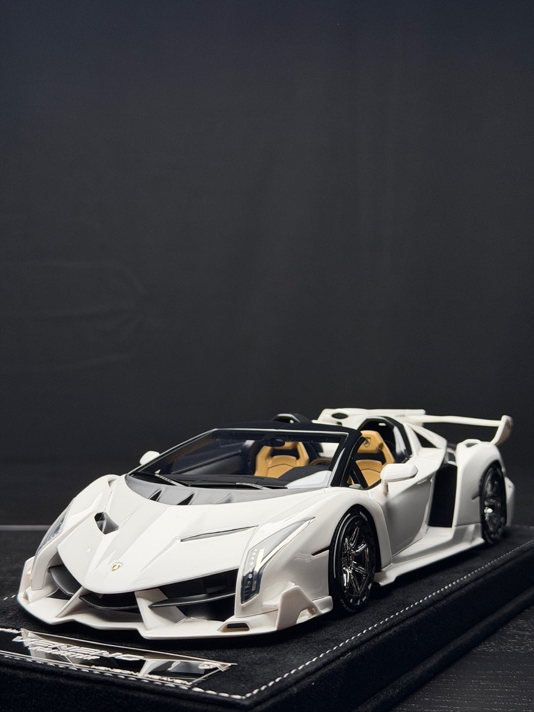 Lamborghini Veneno Roadster (White) [Henson&Heaven] 1/18 scale