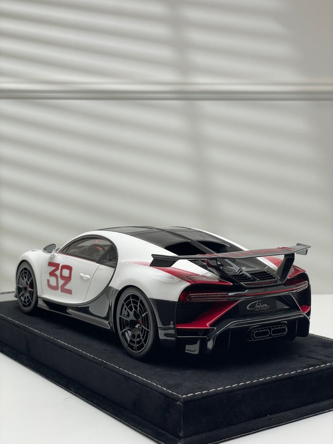 Bugatti Chiron Pur Sport (Pearl White no. 32 Decal) [Henson&Heaven] 1/18 scale