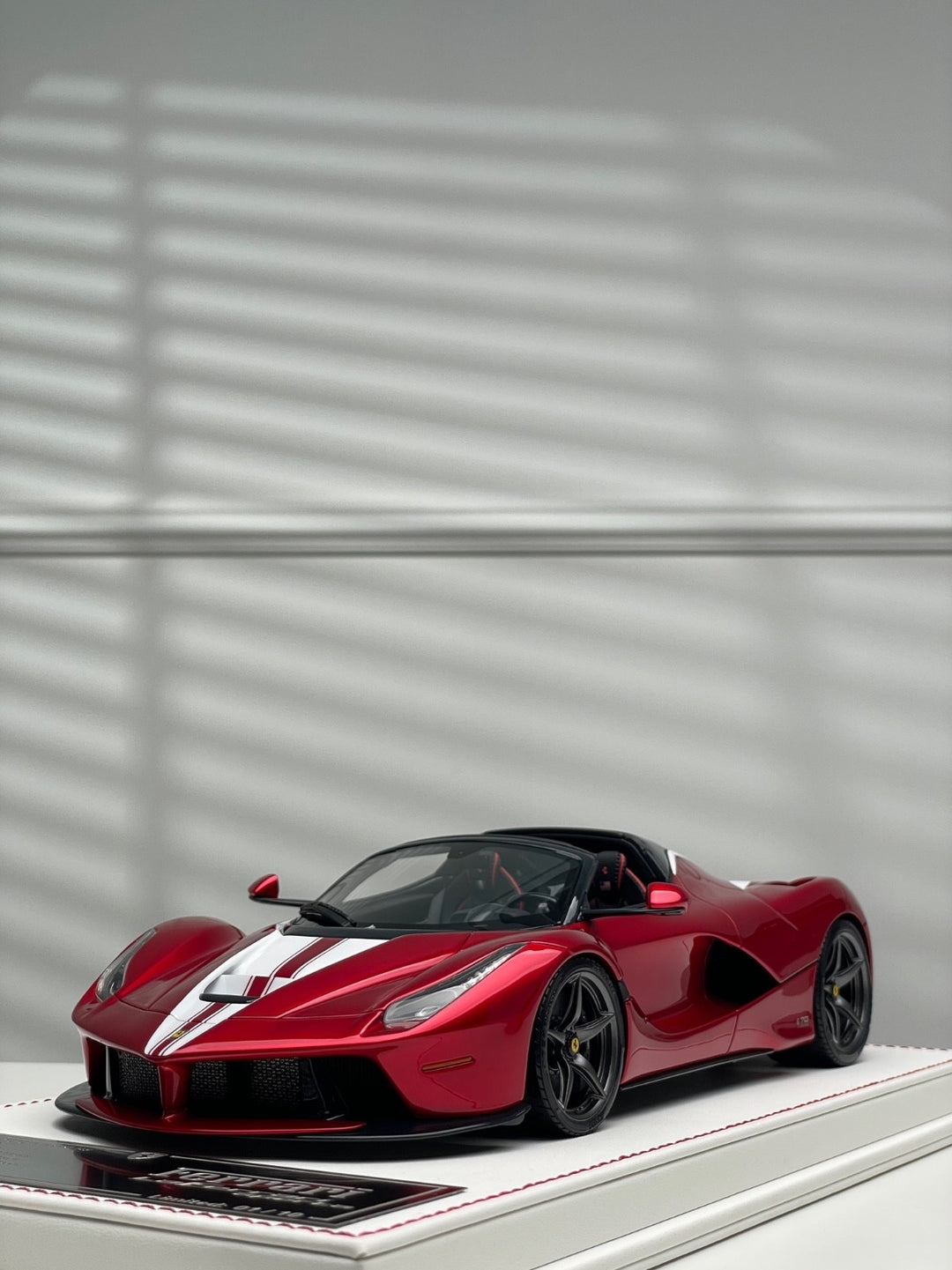 Ferrari LaFerrari Aperta (Metallic Red/ White) [Davis & Giovanni] 1:18 scale